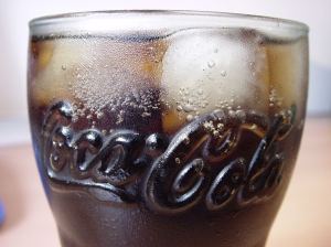 Coca-Cola_Glas_mit_Eis[1]